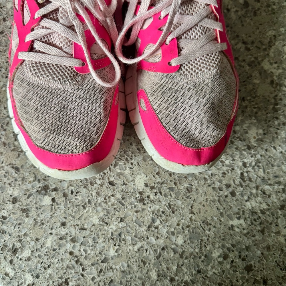 Nike l Women's Hot Pink Sneakers l Nike Free Run l Size : 8 - Picture 4 of 10